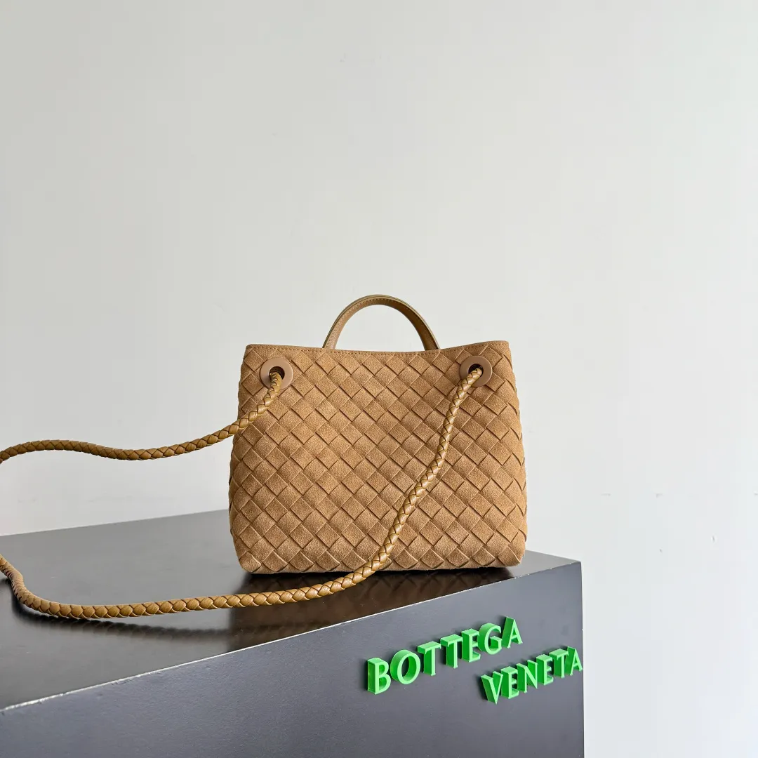 The new Andiamo batch of 3060 BV is shipped‼ ️The classic intercciato weaving process is used to create a soft bag, the metal knot is made of micro-cast aluminum using jewelry technology🪢, and the decorative beads are made of metal and hand-polished oak, allowing you to jump repeatedly between elegance and fun💃, making it unpredictable. Classic and versatile, it shows off your temperament, and the bag has a large capacity, making it very convenient for daily commuting! It has a variety of carrying methods, the shoulder straps can be adjusted by yourself, the original lambskin feels soft and delicate, and the unisex style breaks gender boundaries and brings a more practical and long-lasting use experience. The Andiamo, which has both elegant and casual styles, perfectly interprets the "fashionable old money style". Style number: 743568+wood hardware Color: suede mustard green Size: 25*22*10.5cm